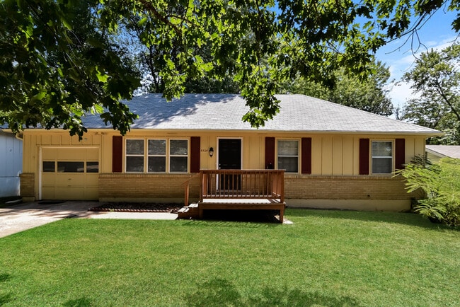 Building Photo - 8529 Elm Ave
