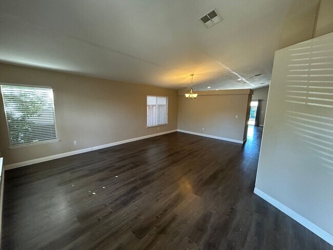 Building Photo - Beautiful Single Story 3 Bedroom, 2 Bath A...