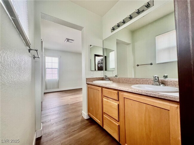 Foto del edificio - 1324 Sun Village Ave