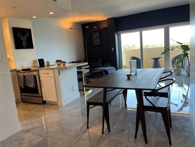 Foto del edificio - 880 NE 69th St