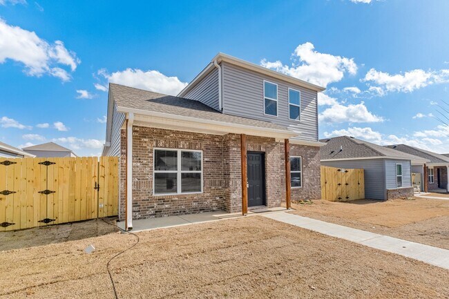 Building Photo - Spacious Home!