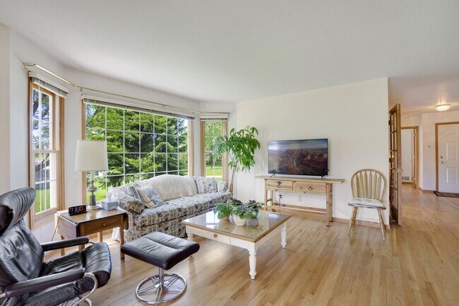 Building Photo - 3 Bedroom, 3 Bathroom backing to Southridg...