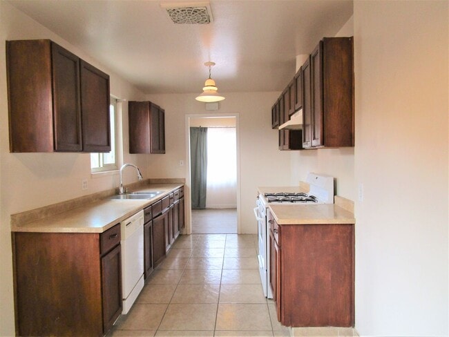 Building Photo - Please contact Vaughn Realty to set up an ...