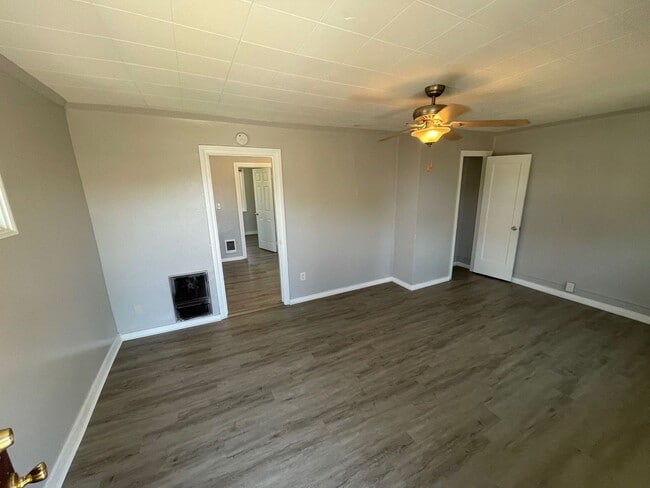 Foto del edificio - 2135 Eberlein Ave