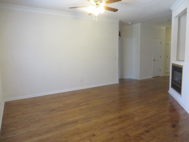 Foto del edificio - 8801 Fairview Bluff