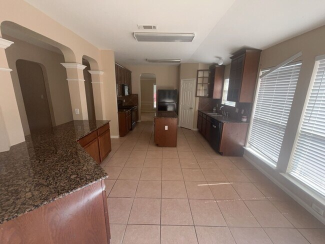 Foto del edificio - AVAILABLE NOW!