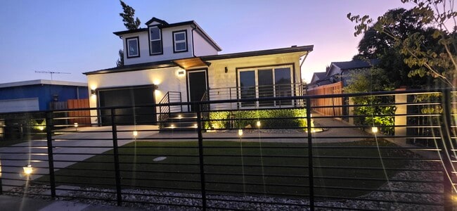 Building Photo - 425 Daisy Ln