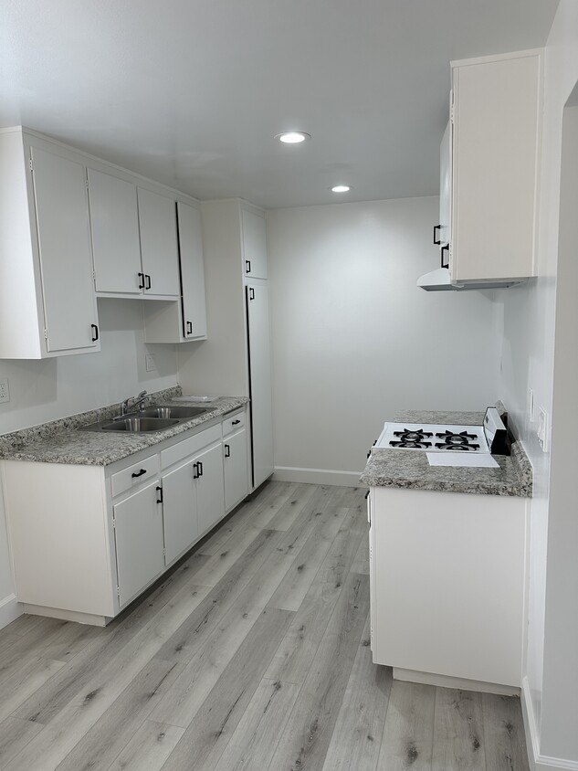 Primary Photo - 3020-4 Quartz Lane