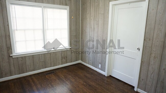 Building Photo - 825 25th St SW