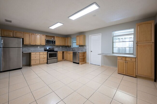 Foto del edificio - 331 NE 49th St