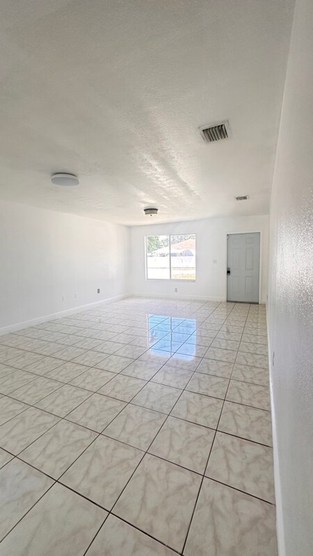 Foto del edificio - 2823 NW 106th St