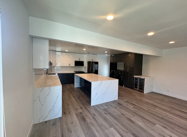Foto del edificio - 608 W Hillcrest Blvd