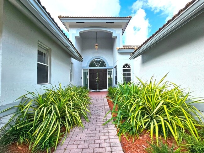 Building Photo - 1944 Classic Dr
