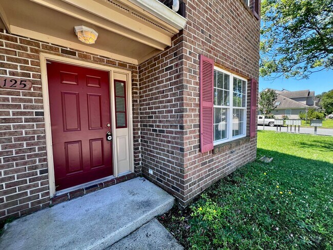 Foto del edificio - Newly remodeled 3 bed 2.5 bath townhome in...