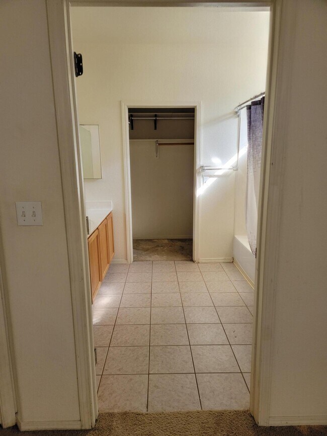 Building Photo - 6800 Vista Del Norte Dr NE