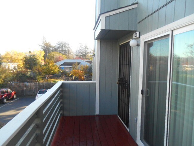 Foto del edificio - 2 Bed/2 Bath Condo w/Detached 1 Car Garage...