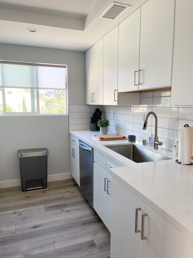 Kitchen - 6435 Kanan Dume Rd