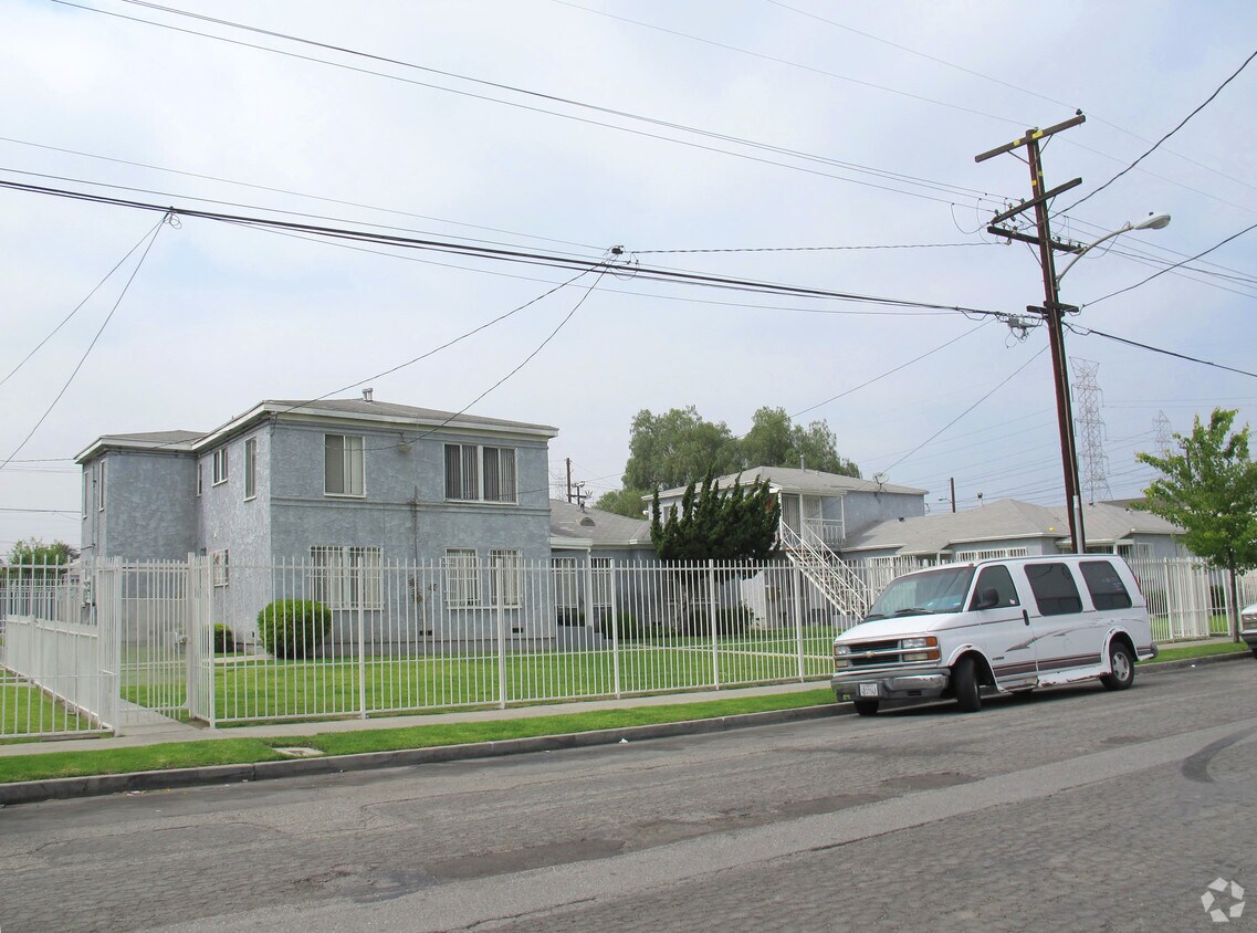 Primary Photo - 9221 Kalmia St