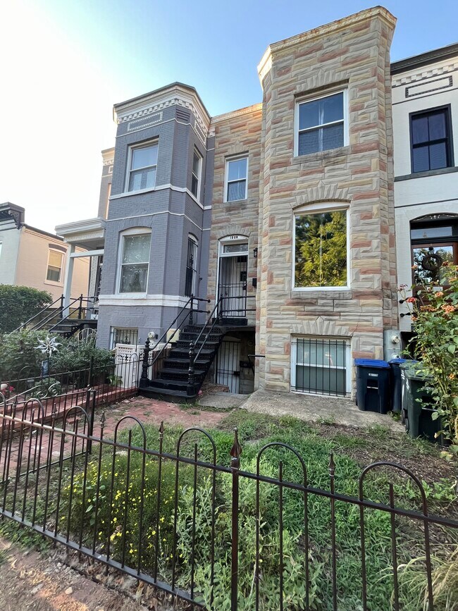 Entrada principal - 1006 F St NE