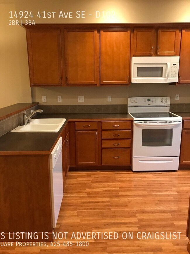 Building Photo - Ready for Move- In 2 Bedroom Townhome with...