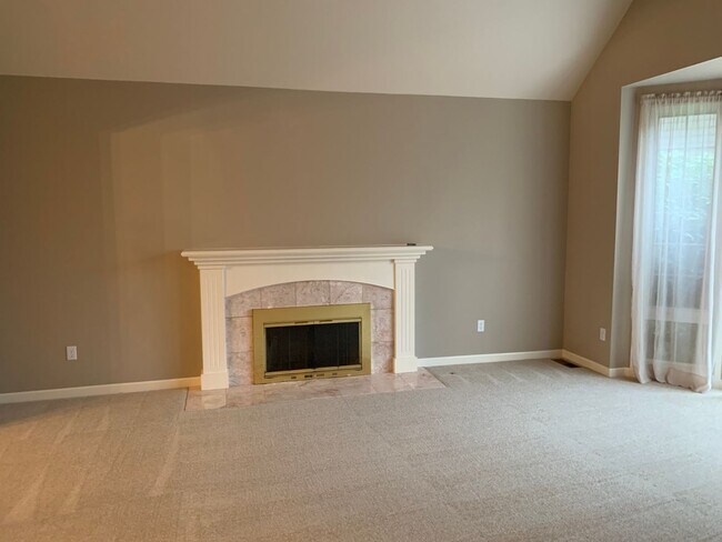 Building Photo - Sammamish 4 bedroom/2.5 bath Beautiful Tra...