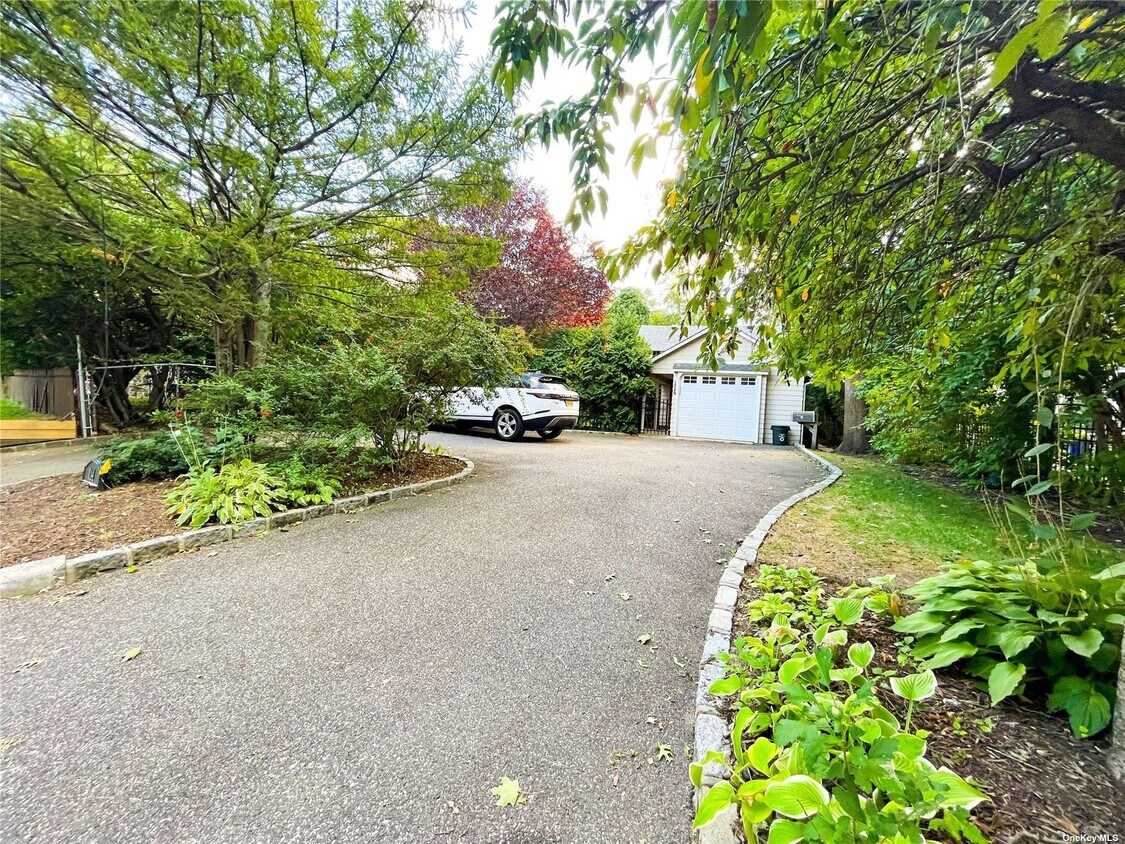 Primary Photo - 114 Harbor Hill Rd