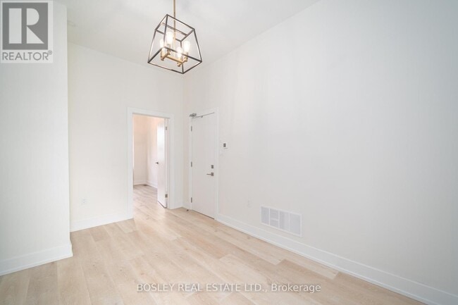 Building Photo - 13 Mansfield Ave