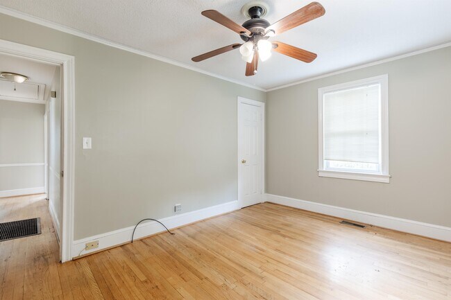 Foto del edificio - 119 Merrilat Ave