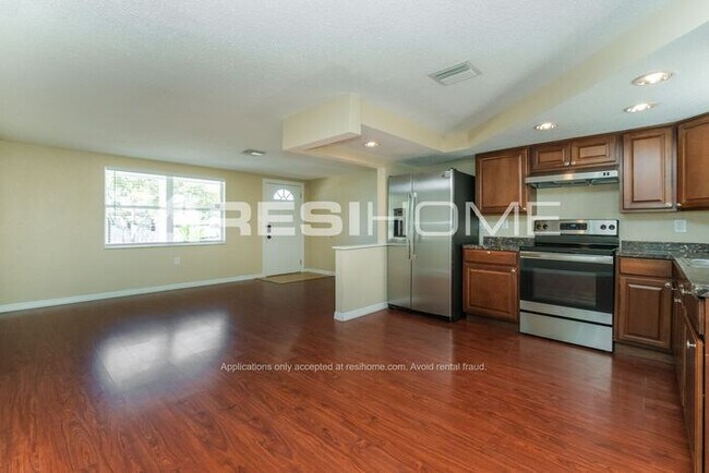 Building Photo - 7700 Farmlawn Dr