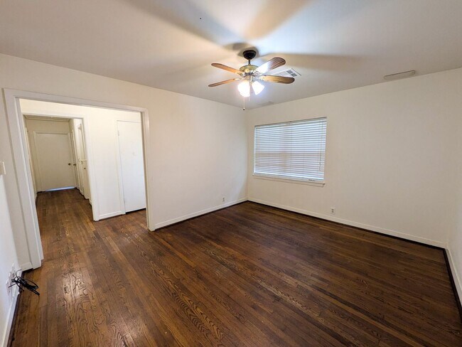 Foto del edificio - 5040 Raleigh Dr