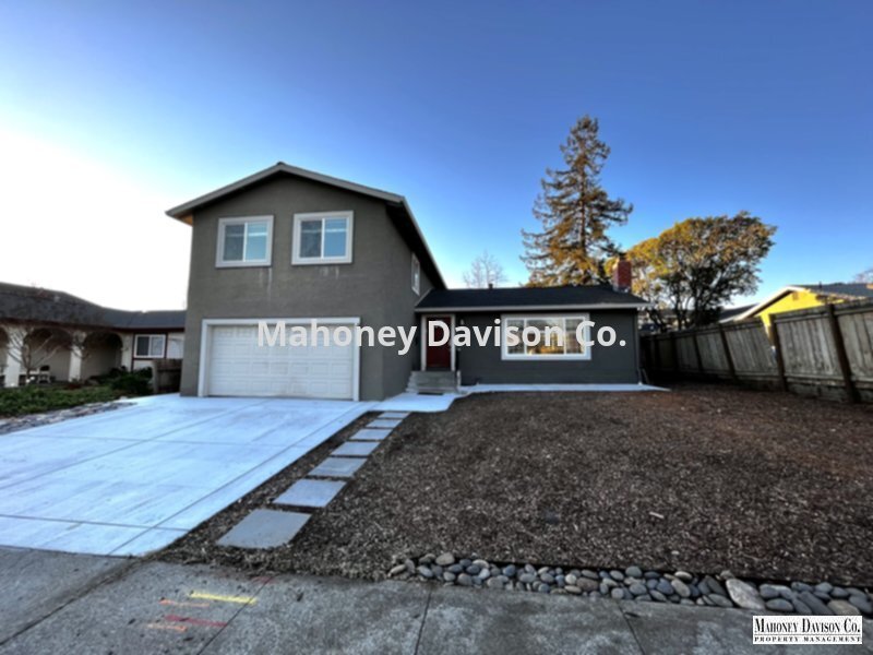 Foto principal - 3 Bedroom / 2.5 Bath East Petaluma home wi...
