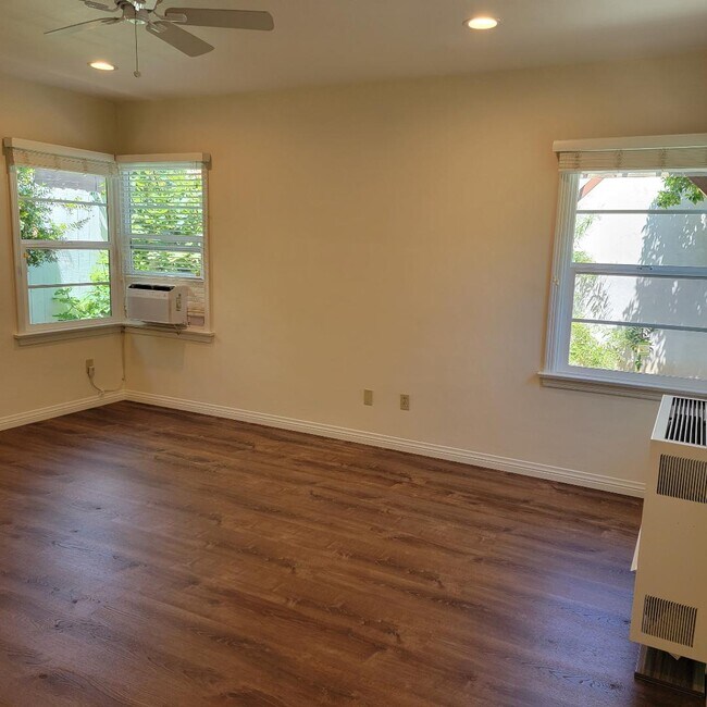 Dormitorio donde se aprecia el calefactor de pared, el aire acondicionado de ventana y 3 de las 5 ventanas. - 1331 Barrington Way