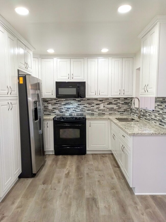 Foto del edificio - Recently Remodeled 3bd Single Story House Accepting Pets!