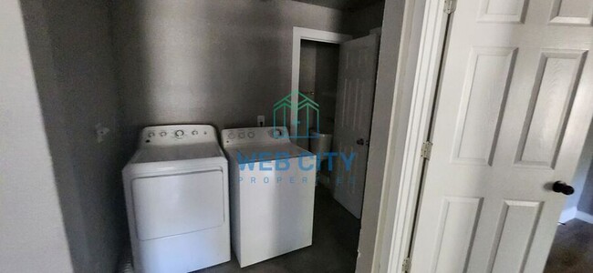 Foto del edificio - 15369 Flud Rd