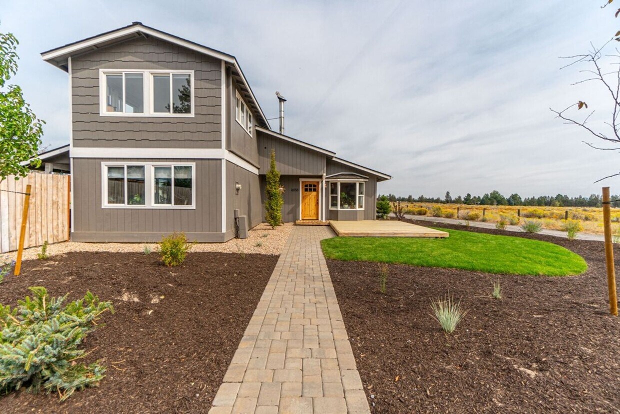 Primary Photo - Charming 4-Bdr Farm House in Sisters Schoo...