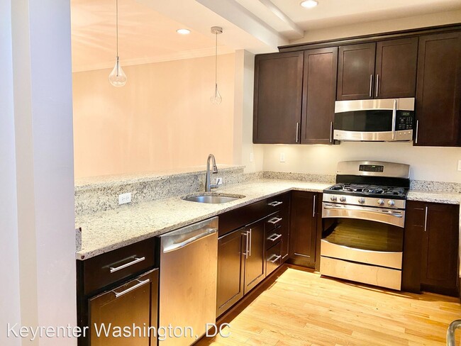 Building Photo - 4 br, 3.5 bath House - 409 Varnum St, NW