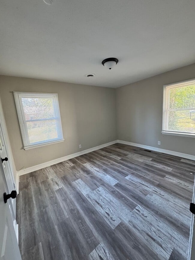 Building Photo - 2 bed 1 bath dupex