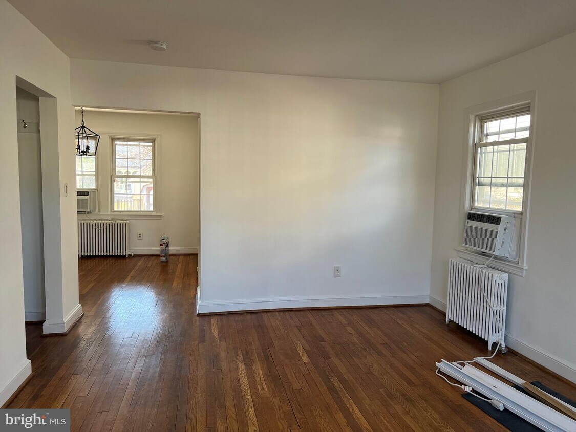 Primary Photo - 118 N Brookside Dr