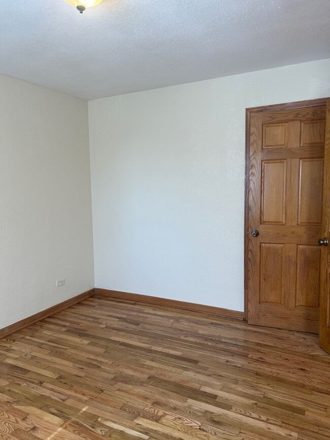 Building Photo - Great Location/Centrally Located! 1 BR/1BA