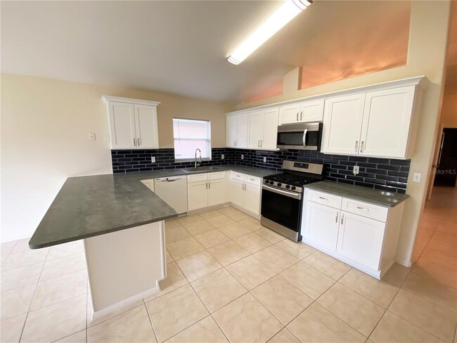 Building Photo - 6621 Cherry Grove Cir