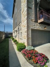 Building Photo - 1331 E 41st Pl