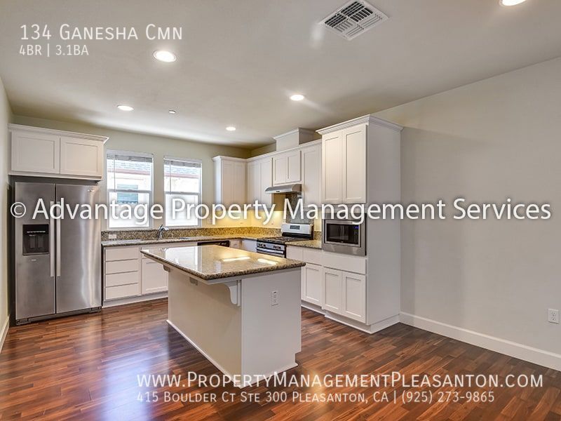 Primary Photo - 4 bed, 3.5 bath, 1,710 sq. ft. townhouse
