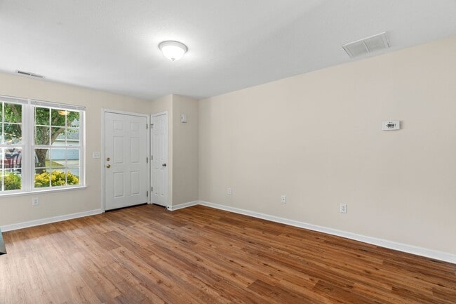 Building Photo - Great Townhouse - Convenient Arden Location