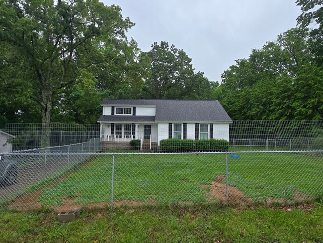 Building Photo - Country Charm Meets City Convenience – You...