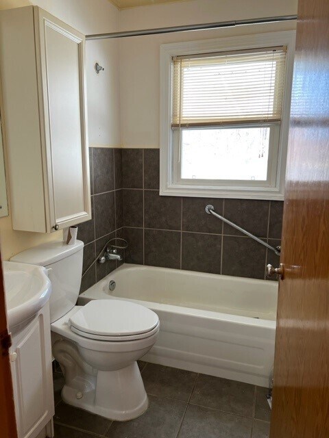 Building Photo - 2 Bed 1 Bath Unit in Olds, AB