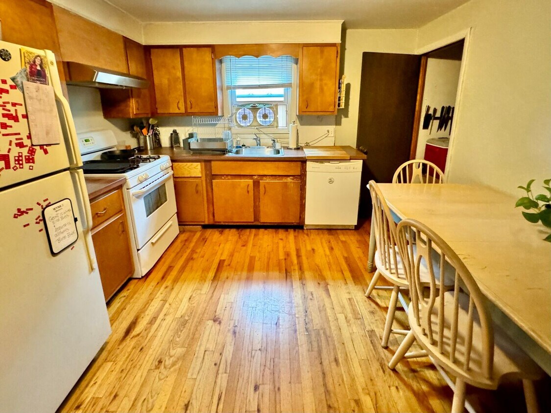 Primary Photo - Charming 3 Bedroom