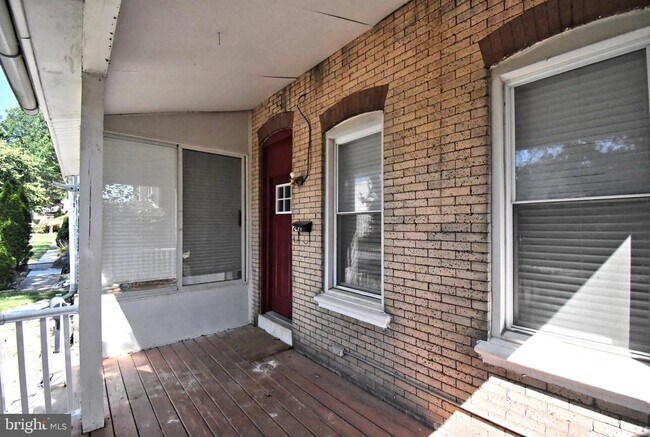 Building Photo - 242 E 8th Ave