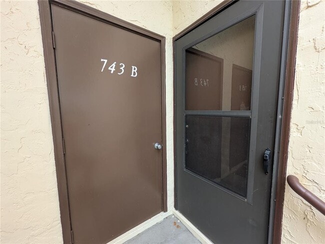 Foto del edificio - 743 Midway Dr