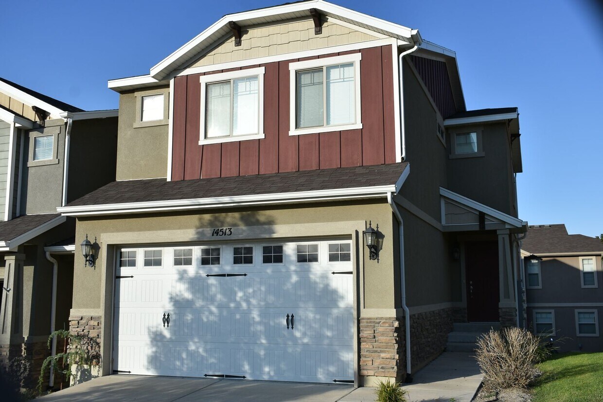Primary Photo - Spacious 3 Bedroom Townhome in Herriman Co...