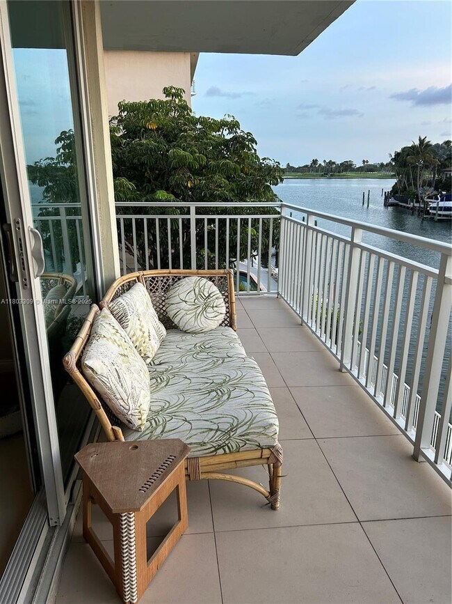 Foto del edificio - 9500 W Bay Harbor Dr